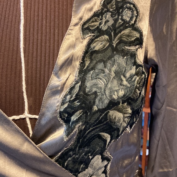 B.Boutique by Evergreen 100% polyester wrap blouse size M - Picture 2 of 9